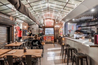 Miniature Location salle Paris 13 (Paris) - Le 3bis #5 Assortiment de desserts variés, incluant brownies, cheesecake et autres pâtisseries, présenté sur une ardoise noire.