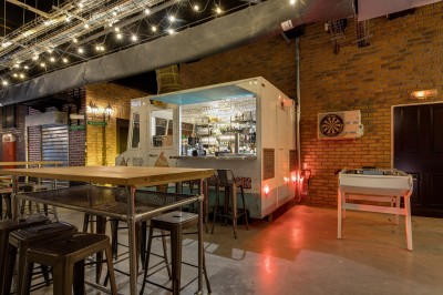 Miniature Location salle Paris 13 (Paris) - Le 3bis #17 Assortiment de desserts variés, incluant brownies, cheesecake et autres pâtisseries, présenté sur une ardoise noire.