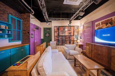 Miniature Location salle Paris 13 (Paris) - Le 3bis #20 Assortiment de desserts variés, incluant brownies, cheesecake et autres pâtisseries, présenté sur une ardoise noire.