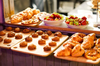 Miniature Location salle Paris 13 (Paris) - Le 3bis #24 Assortiment de desserts variés, incluant brownies, cheesecake et autres pâtisseries, présenté sur une ardoise noire.