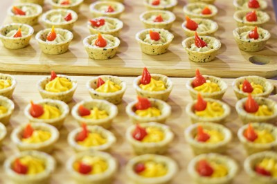 Miniature Location salle Paris 13 (Paris) - Le 3bis #27 Assortiment de desserts variés, incluant brownies, cheesecake et autres pâtisseries, présenté sur une ardoise noire.