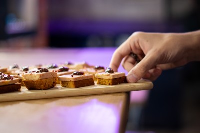 Miniature Location salle Paris 13 (Paris) - Le 3bis #28 Assortiment de desserts variés, incluant brownies, cheesecake et autres pâtisseries, présenté sur une ardoise noire.