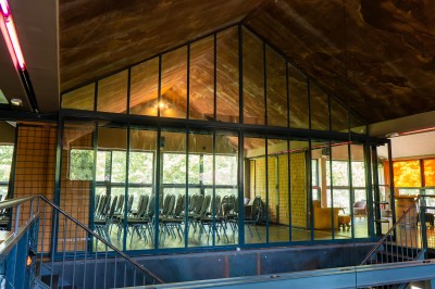 Miniature Location salle Paris 13 (Paris) - Le 3bis #3 Assortiment de desserts variés, incluant brownies, cheesecake et autres pâtisseries, présenté sur une ardoise noire.