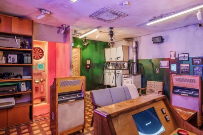 Miniature Location salle Paris 13 (Paris) - Le 3bis #3 Escalier descendant vers une station de métro, entouré de murs en briques et panneaux indiquant les lignes disponibles.