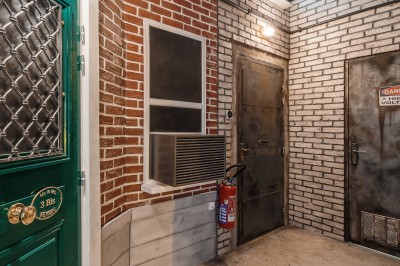 Miniature Location salle Paris 13 (Paris) - Le 3bis #12 Escalier descendant vers une station de métro, entouré de murs en briques et panneaux indiquant les lignes disponibles.