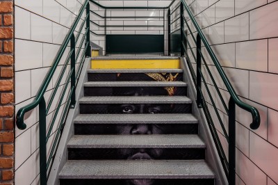 Miniature Location salle Paris 13 (Paris) - Le 3bis #13 Escalier descendant vers une station de métro, entouré de murs en briques et panneaux indiquant les lignes disponibles.