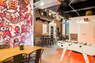 Miniature Location salle Paris 13 (Paris) - Le 3bis #7 Escalier descendant vers une station de métro, entouré de murs en briques et panneaux indiquant les lignes disponibles.