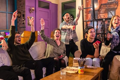 Miniature Location salle Paris 13 (Paris) - Le 3bis #5 Escalier descendant vers une station de métro, entouré de murs en briques et panneaux indiquant les lignes disponibles.