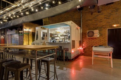 Miniature Location salle Paris 13 (Paris) - Le 3bis #4 Escalier descendant vers une station de métro, entouré de murs en briques et panneaux indiquant les lignes disponibles.