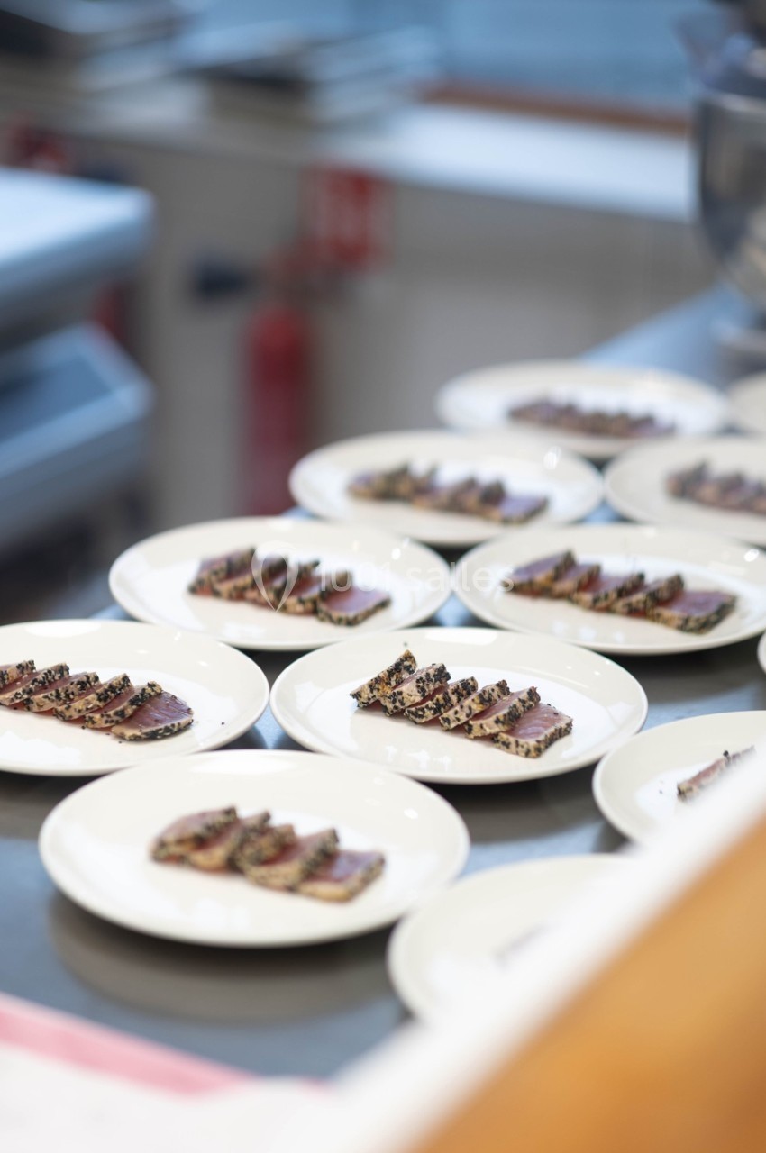 Assiettes blanches contenant des parts de dessert chocolaté disposées sur un plan de travail en cuisine.