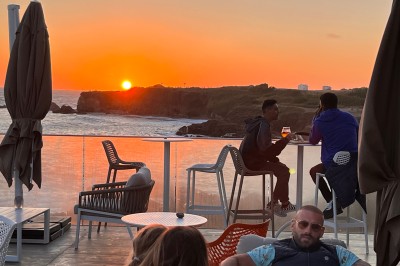 Miniature Location salle Sables-d'Olonne (Vendée) - Les Voiles de Cayola #3 Groupe de personnes debout sur une terrasse au coucher du soleil, sous une pergola ouverte.