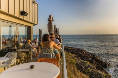 Miniature Location salle Sables-d'Olonne (Vendée) - Les Voiles de Cayola #6 Groupe de personnes debout sur une terrasse au coucher du soleil, sous une pergola ouverte.