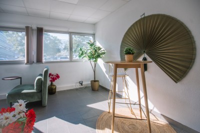 Bâtiment moderne entouré de végétation, avec un panneau indiquant ’Espace Entreprise Centre d'Affaires’ à Montpellier.