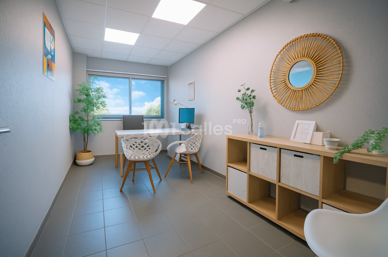 Petite salle de réunion aux murs gris clairs, avec une table blanche entourée de deux chaises en rotin blanc, un grand miroir rond en osier et un meuble de rangement en bois clair.