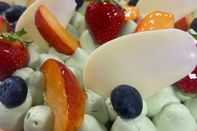 Miniature Traiteur Fréjus (Var) - La Cuisine By Alexandre #12 Salle de réception lumineuse avec tables rondes décorées de fleurs et vaisselle élégante, éclairée par des guirlandes.