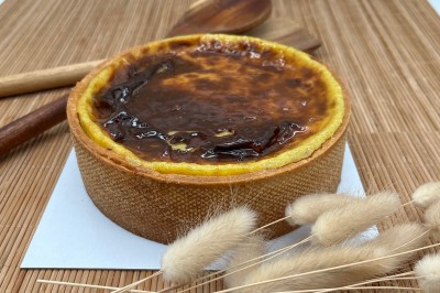 Miniature Traiteur Fréjus (Var) - La Cuisine By Alexandre #32 Salle de réception lumineuse avec tables rondes décorées de fleurs et vaisselle élégante, éclairée par des guirlandes.