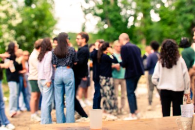 Cuisine professionnelle équipée avec plans de travail en inox, four, hotte d'extraction et portes en bois.