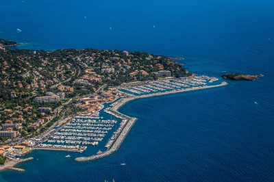 Une chanteuse en robe dorée se produit sur scène, entourée d'un chœur en tenues assorties, sous un éclairage bleu.
