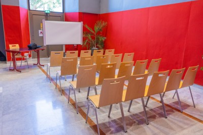 Une chanteuse en robe dorée se produit sur scène, entourée d'un chœur en tenues assorties, sous un éclairage bleu.