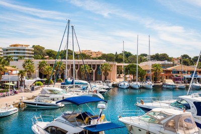 Une chanteuse en robe dorée se produit sur scène, entourée d'un chœur en tenues assorties, sous un éclairage bleu.