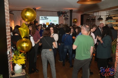 Salle moderne avec plafond végétalisé, éclairage violet, mobilier minimaliste et sol recouvert de tapis vert.