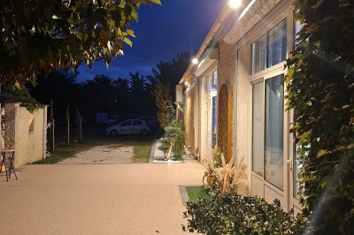 Salle de réception décorée avec des tables dressées, nappes blanches, serviettes pliées et arrangements floraux.
