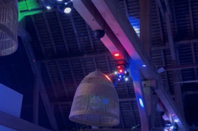 Cuisine rustique avec murs en pierre, poutres apparentes, meubles en bois et appareils électroménagers modernes.