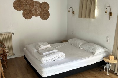 Cuisine rustique avec murs en pierre, poutres apparentes, meubles en bois et appareils électroménagers modernes.