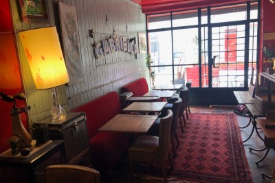 Miniature Location salle Montreuil (Seine-Saint-Denis) - Gabriella #3 Assiette garnie de légumes grillés, salade et os à moelle, posée sur une table en bois près d'un piano noir.