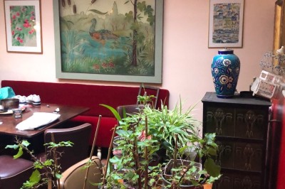 Miniature Location salle Montreuil (Seine-Saint-Denis) - Gabriella #5 Assiette garnie de légumes grillés, salade et os à moelle, posée sur une table en bois près d'un piano noir.