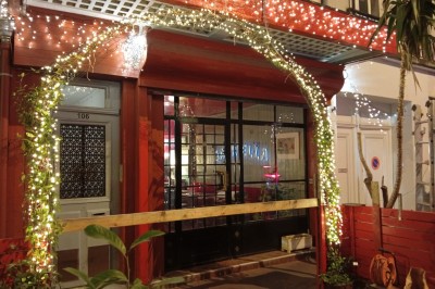 Miniature Location salle Montreuil (Seine-Saint-Denis) - Gabriella #4 Assiette garnie de légumes grillés, salade et os à moelle, posée sur une table en bois près d'un piano noir.