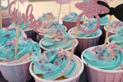 Plateau de bouchées apéritives variées comprenant verrines, choux garnis et feuilletés, disposés sur une table.