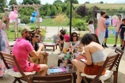 Plateau de bouchées apéritives variées comprenant verrines, choux garnis et feuilletés, disposés sur une table.