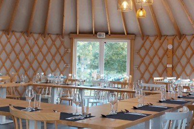 Plateau de bouchées apéritives variées comprenant verrines, choux garnis et feuilletés, disposés sur une table.