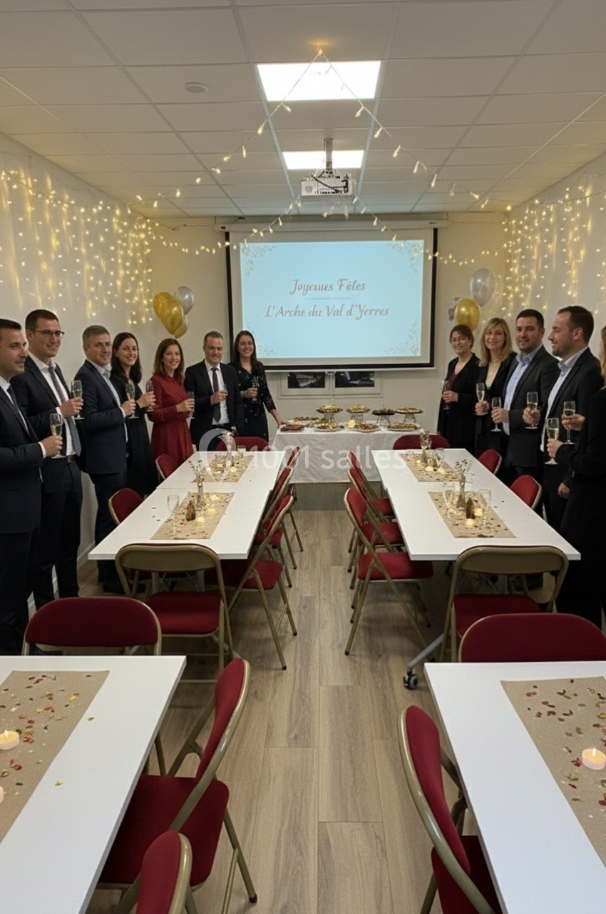 Des personnes debout dans une salle décorée, tenant des verres, devant des tables dressées pour une fête.