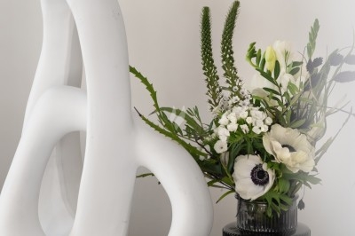 Logo ’OFYR’ gravé sur une surface métallique sombre et texturée.