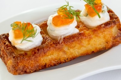 Logo ’OFYR’ gravé sur une surface métallique sombre et texturée.