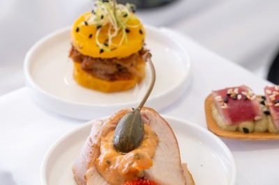 Logo ’OFYR’ gravé sur une surface métallique sombre et texturée.