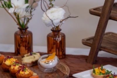 Logo ’OFYR’ gravé sur une surface métallique sombre et texturée.