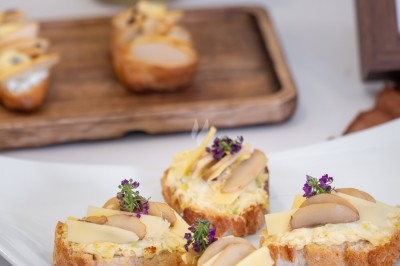 Logo ’OFYR’ gravé sur une surface métallique sombre et texturée.