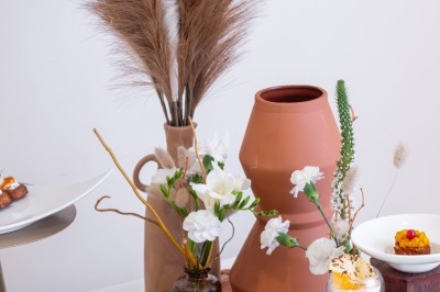 Logo ’OFYR’ gravé sur une surface métallique sombre et texturée.