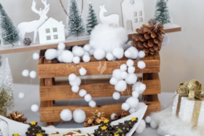 Logo ’OFYR’ gravé sur une surface métallique sombre et texturée.