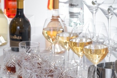 Logo ’OFYR’ gravé sur une surface métallique sombre et texturée.