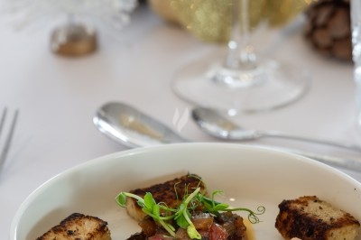 Logo ’OFYR’ gravé sur une surface métallique sombre et texturée.