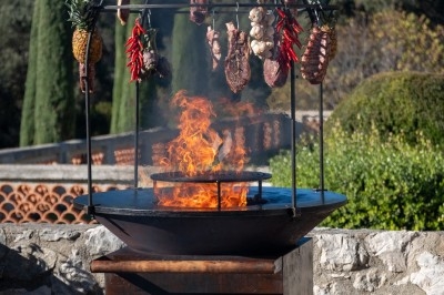 Logo ’OFYR’ gravé sur une surface métallique sombre et texturée.