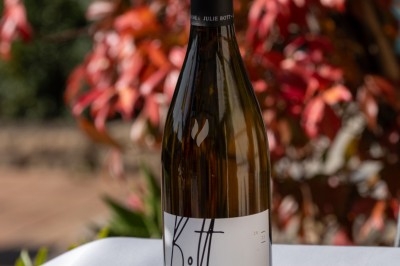 Logo ’OFYR’ gravé sur une surface métallique sombre et texturée.