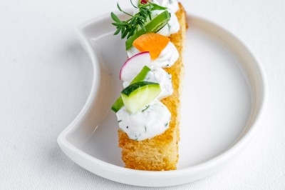 Logo ’OFYR’ gravé sur une surface métallique sombre et texturée.