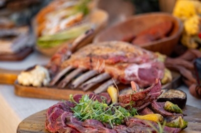 Logo ’OFYR’ gravé sur une surface métallique sombre et texturée.