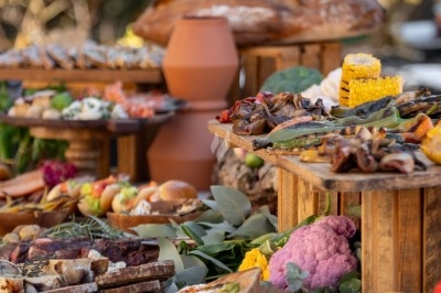 Logo ’OFYR’ gravé sur une surface métallique sombre et texturée.