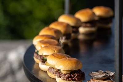 Logo ’OFYR’ gravé sur une surface métallique sombre et texturée.